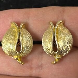 Lisner Vintage Signed Gold Tone Adorable Tulip Shape Screw On Earrings.  MA